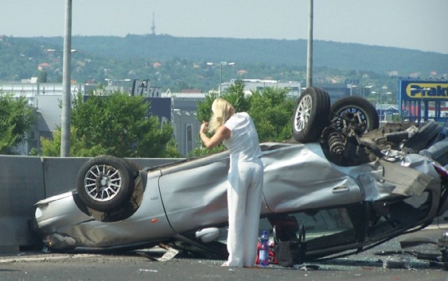 images/gallery/sightgags/BlondeAutoCrash.jpg